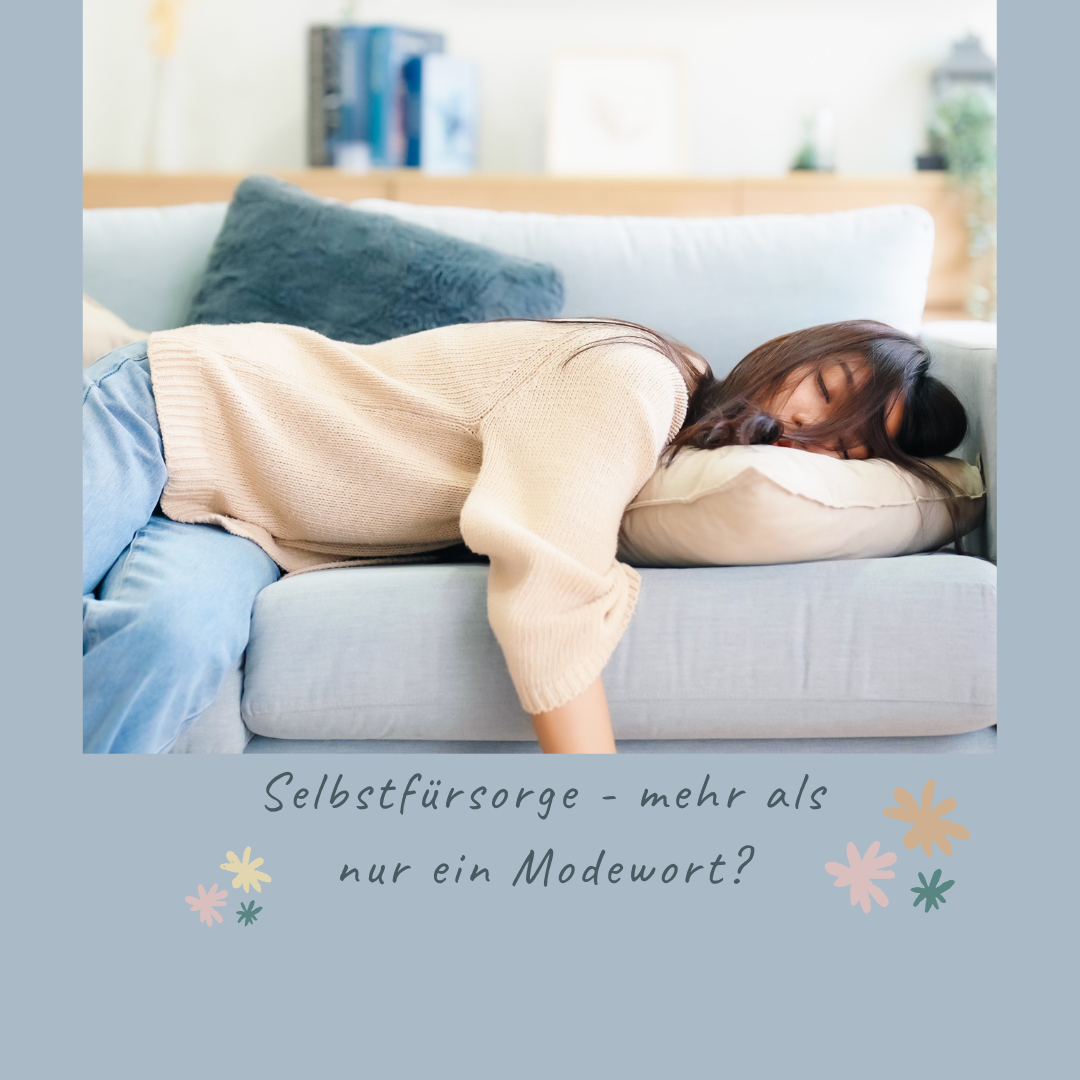 Erschöpfte Frau liegt auf dem Sofa, dazu der Text „Selbstfürsorge – mehr als nur ein Modewort?“