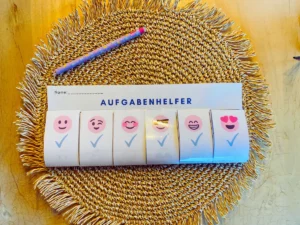 Aufgabenhelfer-Leiste mit Smileys auf einem Bastuntersetzer